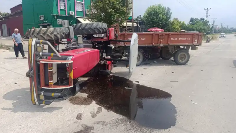 Sondakika: Otomobille Çarpışan Traktör Devrildi, İki Kişi Yaralandı!
