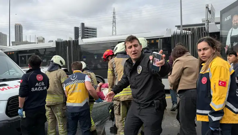 İstanbul Metrobüsü Kaza Yaptı: Seferler Durduruldu, Can Kaybı ve Yaralılar Var