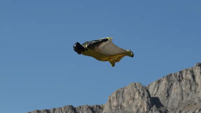 Erzincan’da “Yarasa Adam” Fırtınası: Adrenalin Dolu 250 Kilometre Hızla Atlayış!
