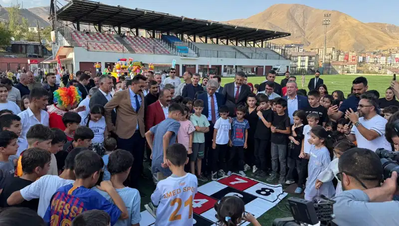 Hakkari’de Renkli Bir Anadolu Şenliği Coşkuyla Başladı