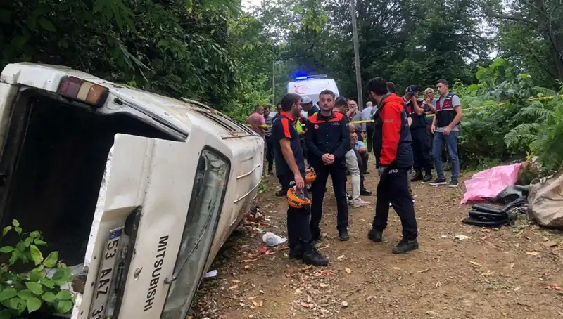 Rize'de Feci Kazada Minibüs Yamaçtan Yuvarlandı: İki Can Aldı, Üç Yaralı