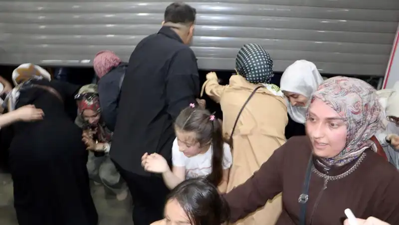 Alışveriş Merkezlerinde Yüzde 50 İndirim Fırtınası: Ziyaretçiler Işık Hızında Akın Ediyor!
