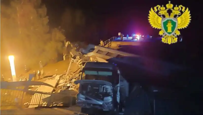 Rusya’da Köprü Faciası: Tren Üzerine Çöktü, Can Kaybı ve Yaralılar Yaşandı