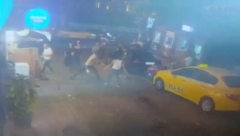 Beyoğlu'nda Yaşanan Kavga: Kanlı Çatışma Dikkatleri Üzerine Çekti