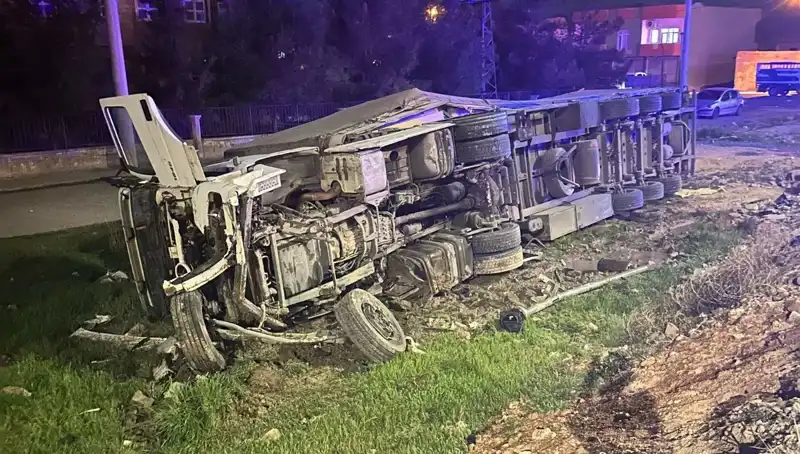 TIR Kazası: Devrilen Araçta 6 Kişi Yaralandı, Olay Yerinde Nefesler Tutuldu
