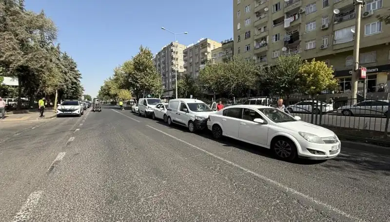 Diyarbakır'da Feci Kaza! 5 Araç Birbirine Girdi, Çok Sayıda Yaralı Var