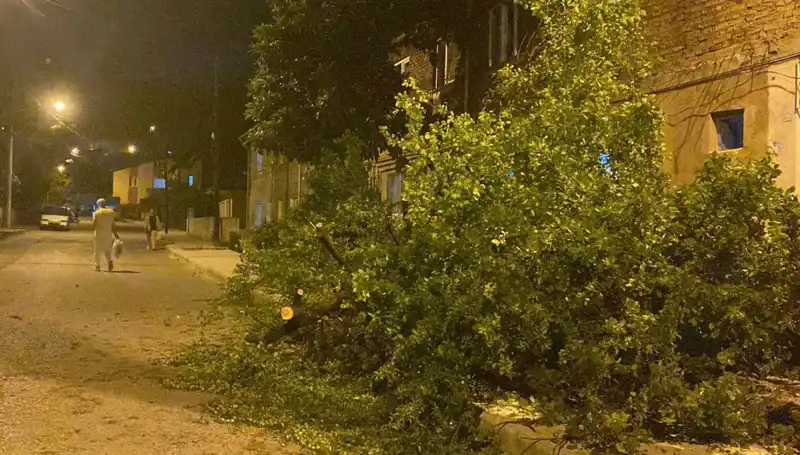 Karabük’te Şiddetli Fırtına: Şehirde Hayat Durma Noktasına Geldi