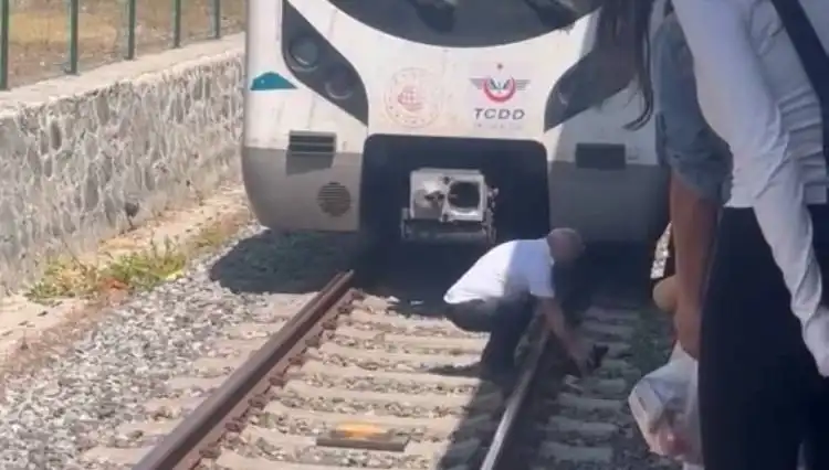 Raylardaki Kediyi Fark Eden Makinist, Marmaray'ı Durdurarak Hayatı Kurtardı