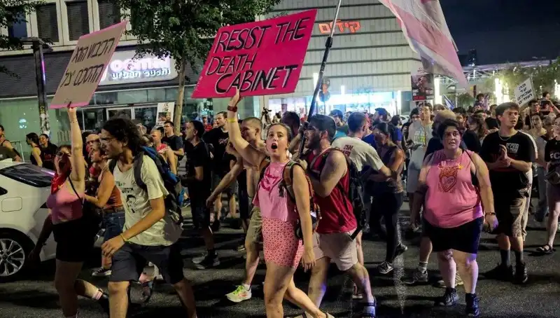 Tel Aviv'de On Binler, Netanyahu'ya İsyan İçin Sokağa Çıktı!
