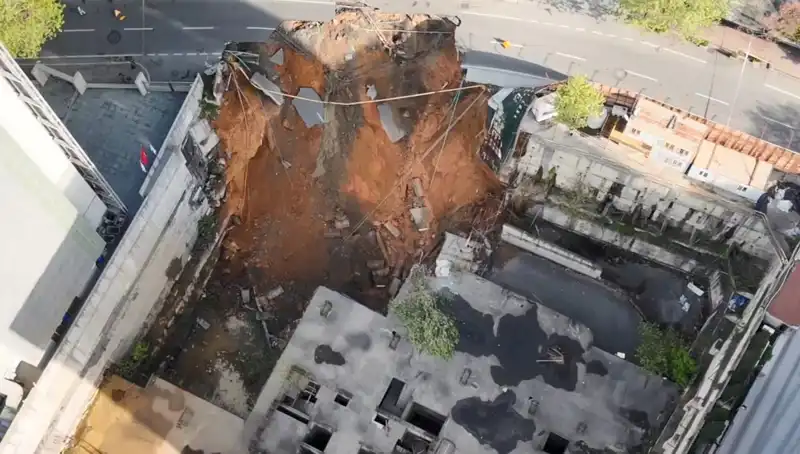 Sarıyer'de Korkutan Olay: Cadde Çöktü, Trafik Felç Oldu!