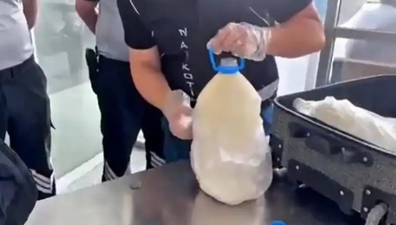 Havalimanında Süt Şişesi İçinde Ele Geçirilen Uyuşturucu: 12,8 Kilogram Şok Etti!