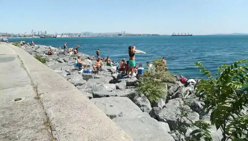 İstanbul'da Hava Sıcaklığı Artınca Plajlar Kalabalıklaştı: İstanbullular Suya Akın Etti!