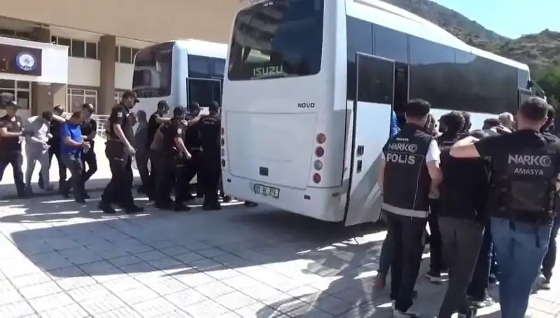 Amasya'da Uyuşturucu Operasyonu: 13 Kişi Tutuklandı, Şehirde Panik Havası