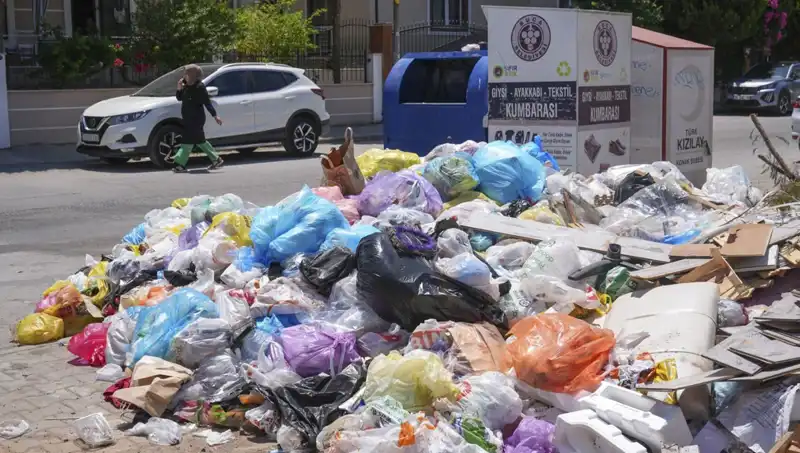 İzmir'de Çöp Yığınları: Şehir Huzurunu Bozan Bir Çevre Sorunu
