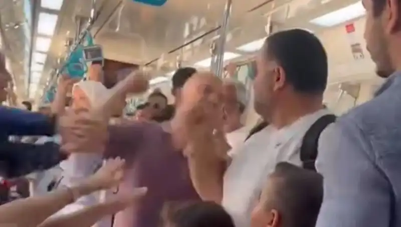 Marmaray'da Yaşanan Yumruklu Kavga Yolcuları Şaşkına Çevirdi!