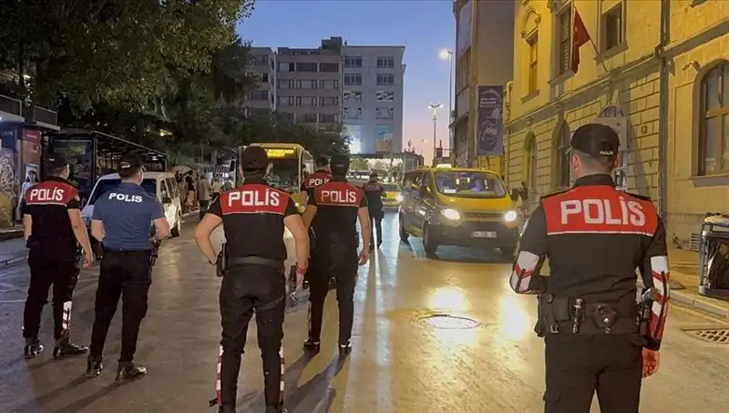 Megakentte Asayiş Operasyonu: 4 Saatte Yüzlerce Gözaltı ile Suçla Mücadele