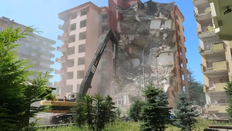 Dalgalar Yıkıma Neden Oldu: İki Bina Demir Yığınına Döndü