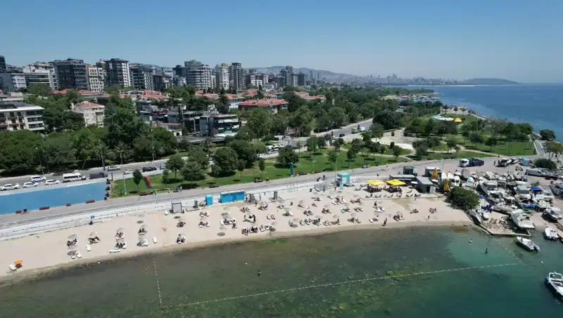 İstanbul'da Sıcak Hava Dalgası Caddebostan Sahilini Doldurdu