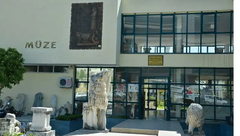 İki Müze Çalışanına Çöpe Atılan Biletleri Satmaktan Hapis Cezası