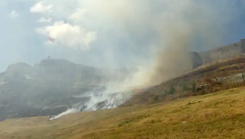 Kars Kalesi Eteklerindeki Anız Yangını: Doğada Yıkıcı Etkiler