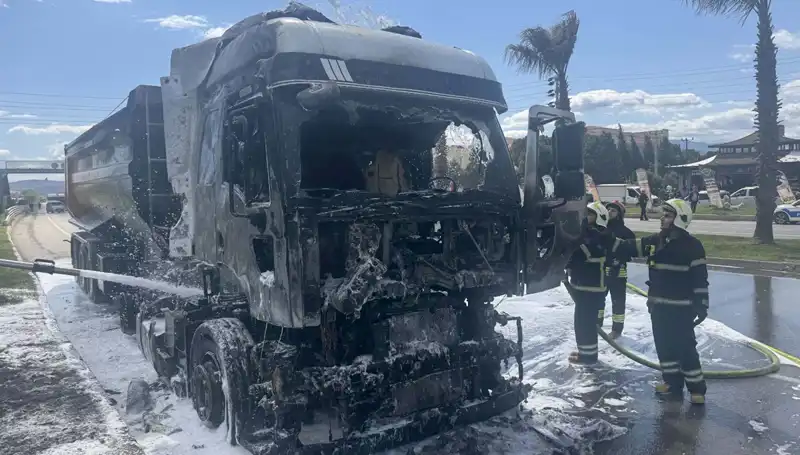 TIR Yangını: Kum Yükü Alev Alev Yandı, Şok Edici Görüntüler!