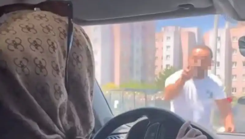 Trafikte Dehşet Anları! Önünü Kesti, Camını Yumrukladı