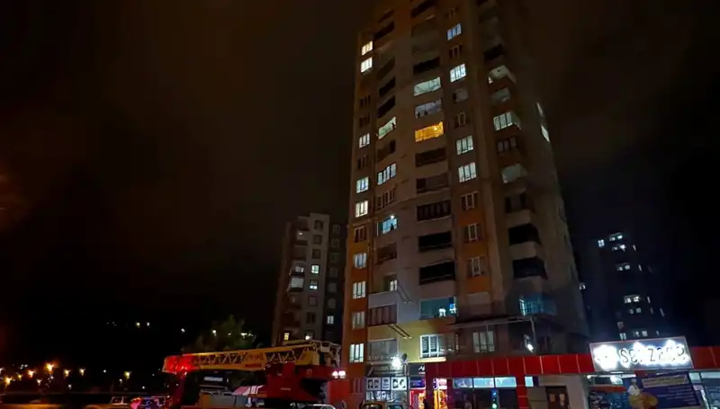 Apartmanın Çatısına Yıldırım Düştü: Eşsiz Bir Doğa Olayı