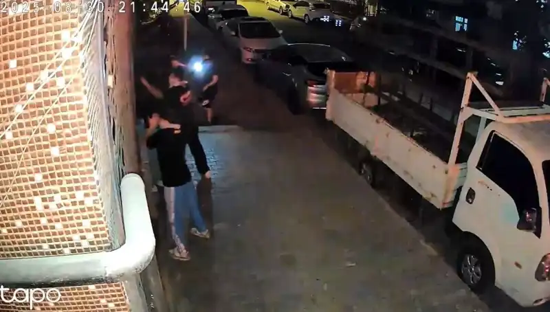 Ülkesinde Savaş Ortasında Kalan Gençlere Etek Giydirip Darp Ettiler