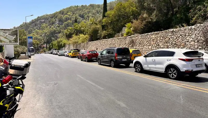 Fethiye-Ölüdeniz Yolunda Tatilci Yoğunluğu: Üç Kilometreyi Aşan Kuyruk