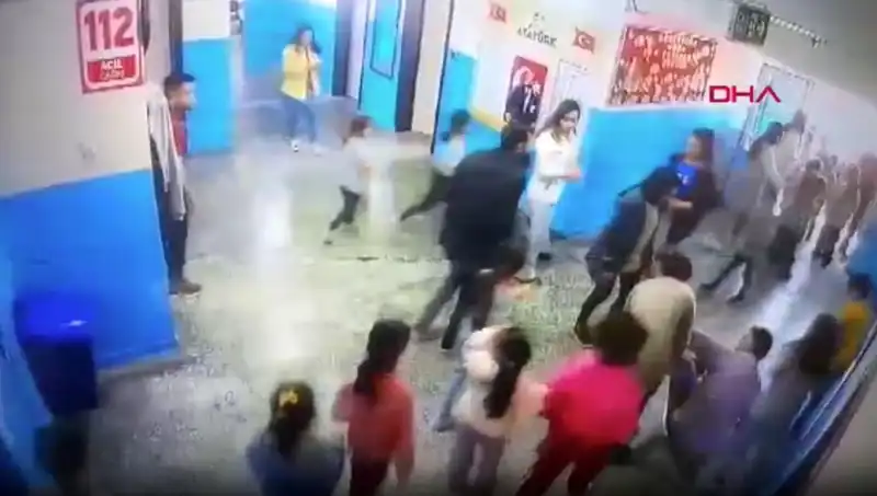 Bayılan Öğrencinin Hayatını Kurtaran Müdür Yardımcısının Cesareti