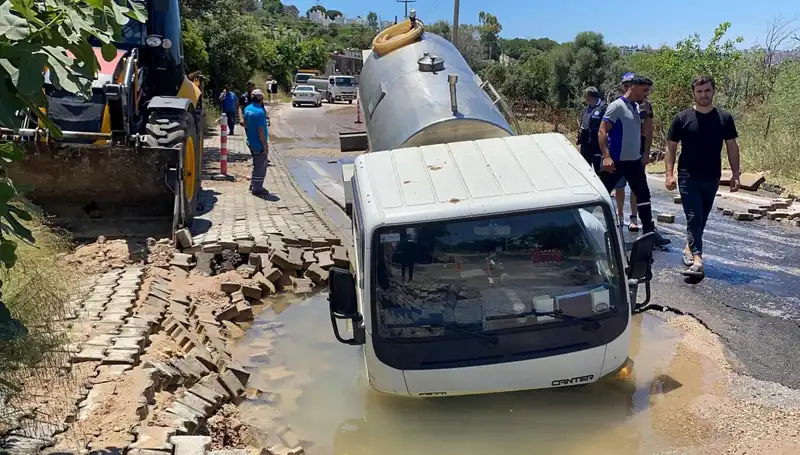 Bodrum'da Su Hattı Patladı, Tanker Çukura Düştü: Olayın Ardında Neler Var?
