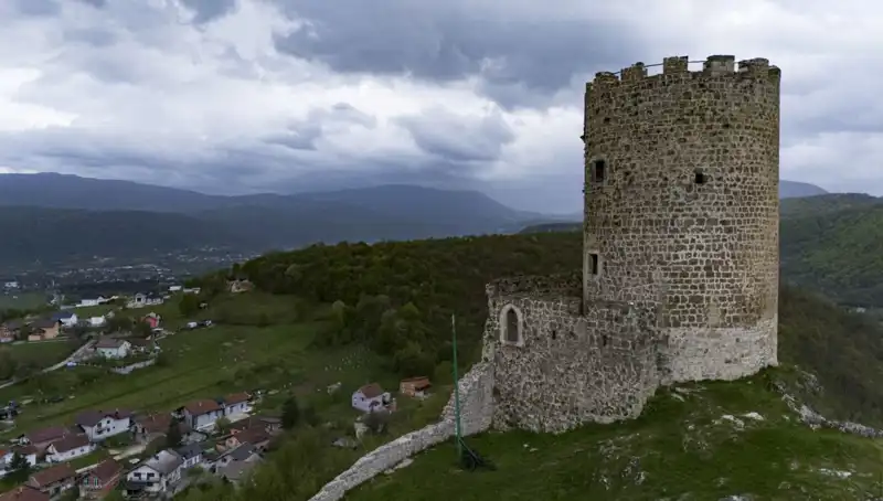 Bosna Hersek’in Sokolac Kalesi: Tarihin İzlerini Taşıyan Eşsiz Bir Miras