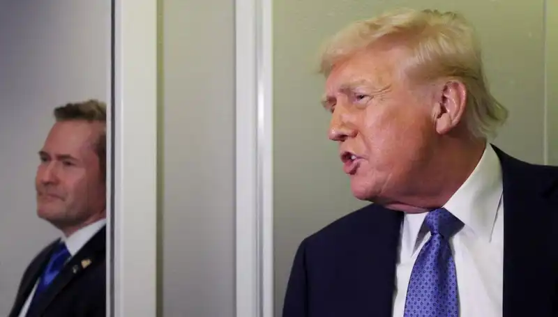 Trump, Mike Waltz'ü Görevden Alırken Yanlışlıkla Planlarını Sızdırdı!