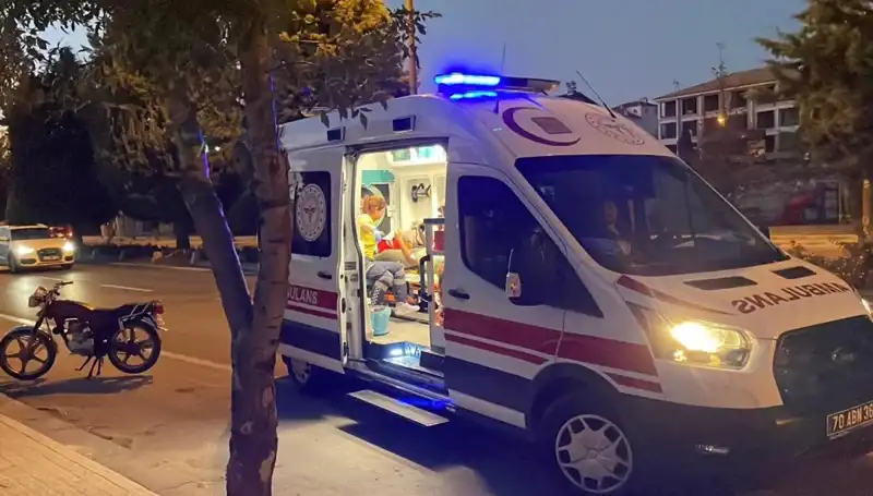 Motosiklete Çarpan Otomobil, Sürücüyü 70 Metre Sürükledi: Kaçış Anı Şok Etti