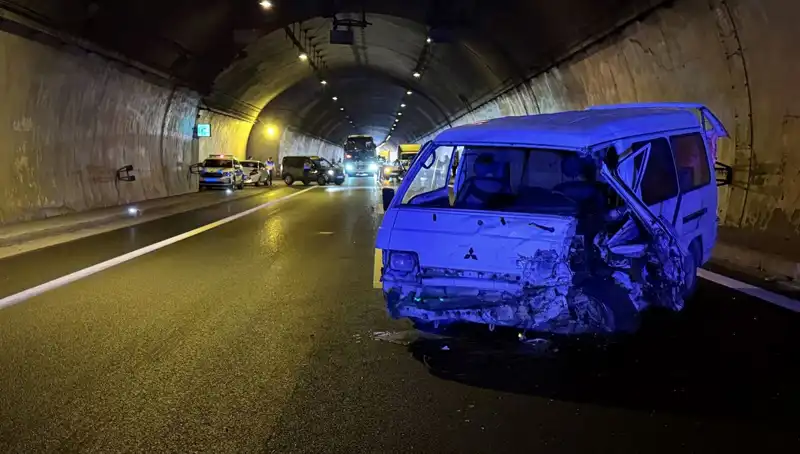 TEM Otoyolu'nda Zincirleme Kaza: Yaralılar ve Yoğun Trafik Kaosu