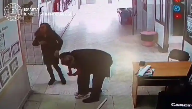 Bir Öğretmenin Kahramanlığı: Heimlich Manevrası ile Hayat Kurtarma Hikayesi