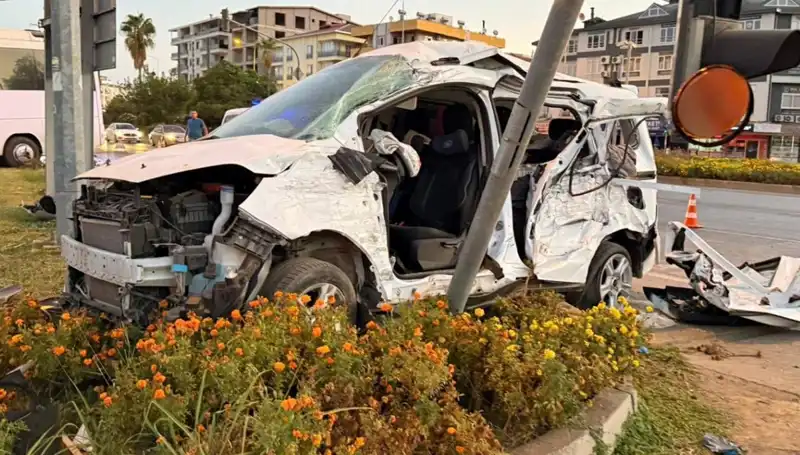 Antalya'da Midibüs ile Hafif Ticari Araç Çarpıştı: Altı Kişi Yaralandı
