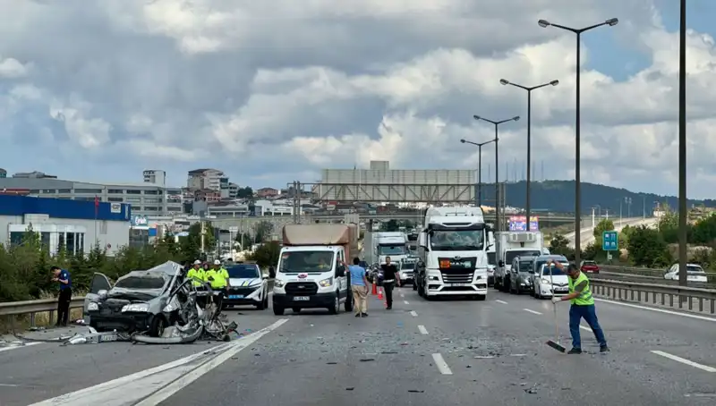 Otoyolda Dehşet Anları: Kaza Sonrası Üç Kişi Araçta Sıkıştı