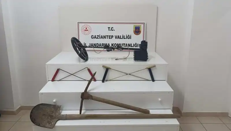 Definecilere Suçüstü: Kaçak Kazı Yapan İki Kişi Gözaltında
