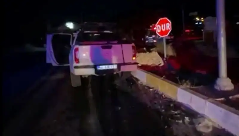 İzmir'de Trafik Kazası: Kamyonet ile Hafif Ticari Araç Çarpıştı, 7 Yaralı