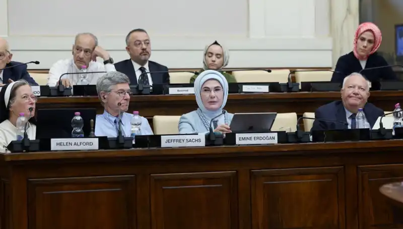 Emine Erdoğan, Vatikan'da "Dünya 5'ten Büyüktür" Dediği Anlamlı Konuşma Yaptı