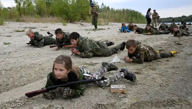 Rusya'da 8 Yaşındaki Çocuklar Askeri Kampta: Savaşın Karanlık Yüzü