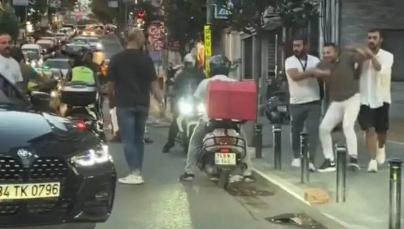 Nişantaşı'nda Yol Verme Kavgası: Sopayla Kadına Saldırı Anları Kamerada
