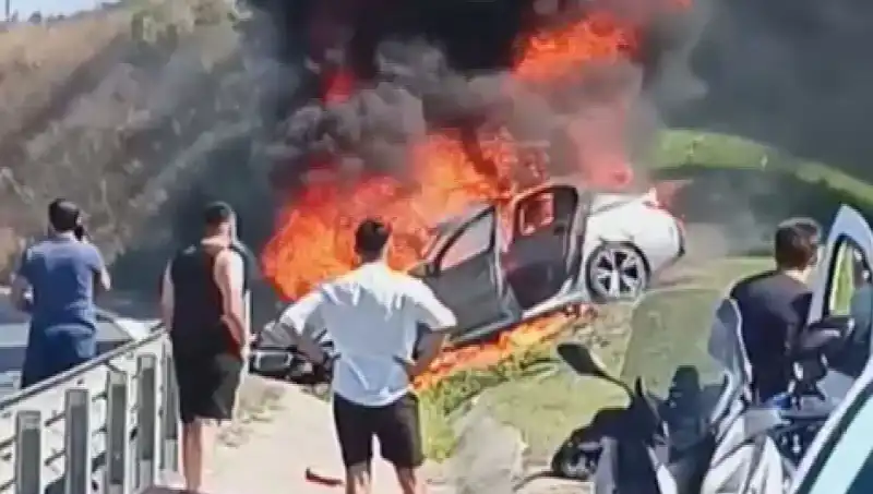 TEM Otoyolu’nda Korkutan Kaza: Alev Alev Yanan Araç Tehlike Yarattı