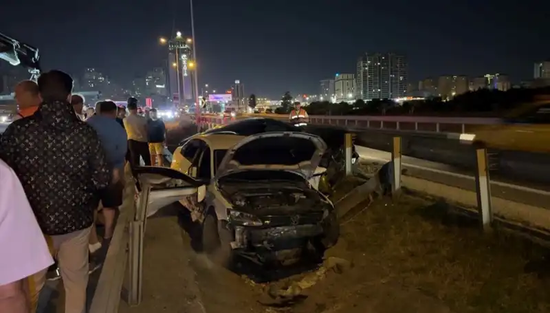 İki Otomobilin Yol Ayrımındaki Korkunç Kazası: Büyük Panik ve Yaralılar