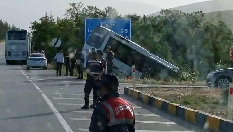 Isparta'da Tur Ve Yolcu Otobüsü Çarpıştı: Korkutan Kaza Detayları