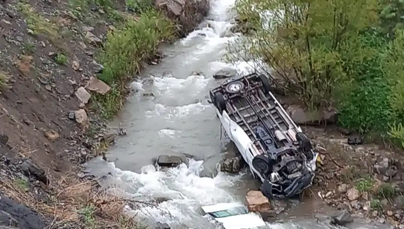 Hakkari'de Minibüs Kazası: İki Ölü, Üç Yaralı